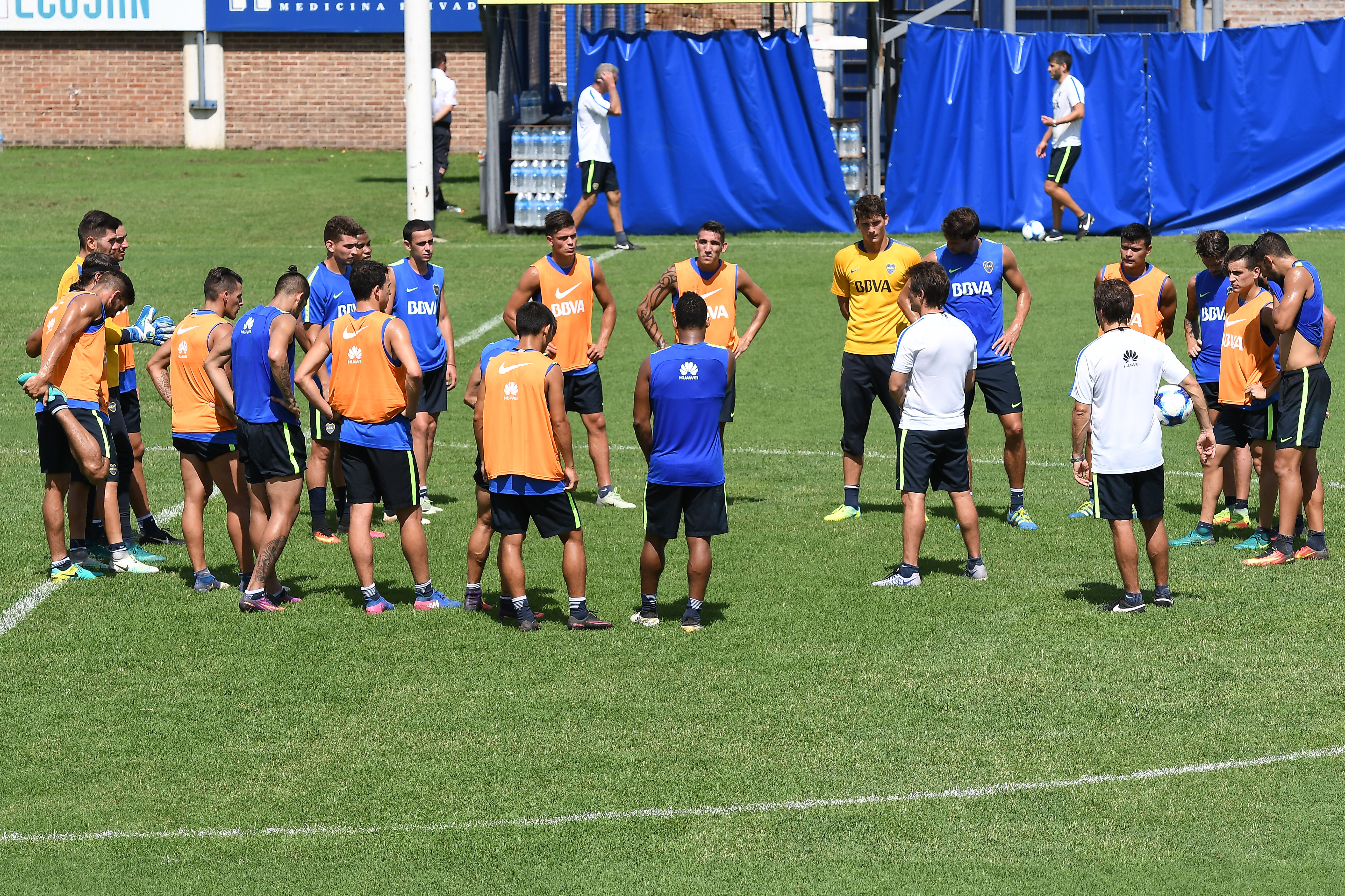 Buenos Aires: Charla técnica durante el entrenamiento del plantel de Boca Jrs. realizado esta mañana en el complejo Pedro Pompillo de de Casa Amarilla.Foto: José Romero Buenos Aires: Charla técnica durante el entrenamiento del plantel de Boca Jrs. realizado esta mañana en el complejo Pedro Pompillo de de Casa Amarilla.Foto: José Romero