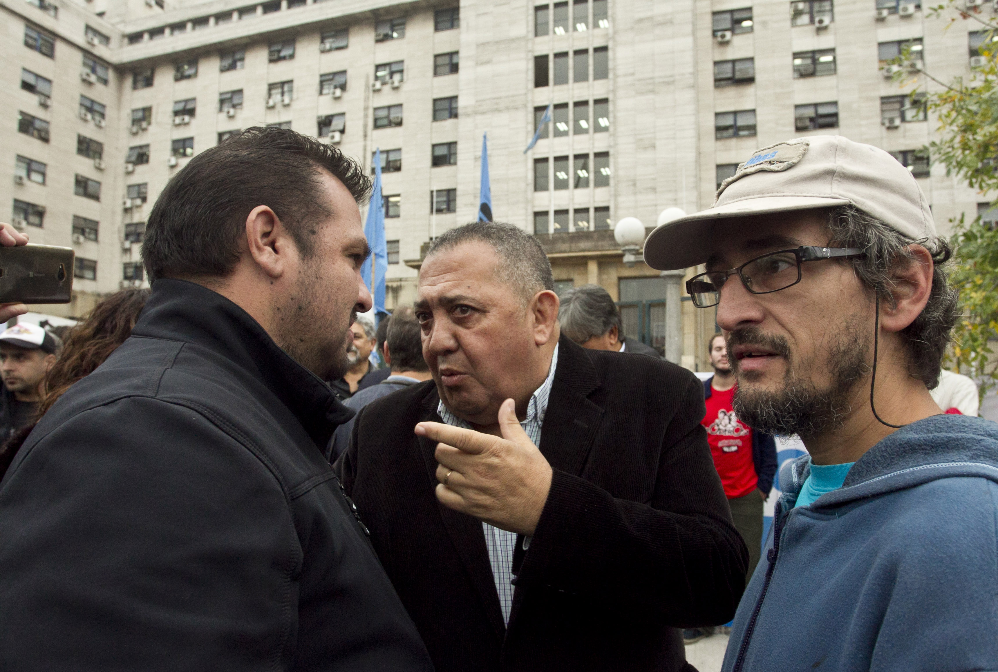 DYN202, BUENOS AIRES 19/04/2017, LUIS D´ELIA INGRESA ESTA MAÑANA A LOS TRIBUNALES FEDERALES DE COMODORO PY 2002. FOTO: DYN/ALBERTO RAGGIO.