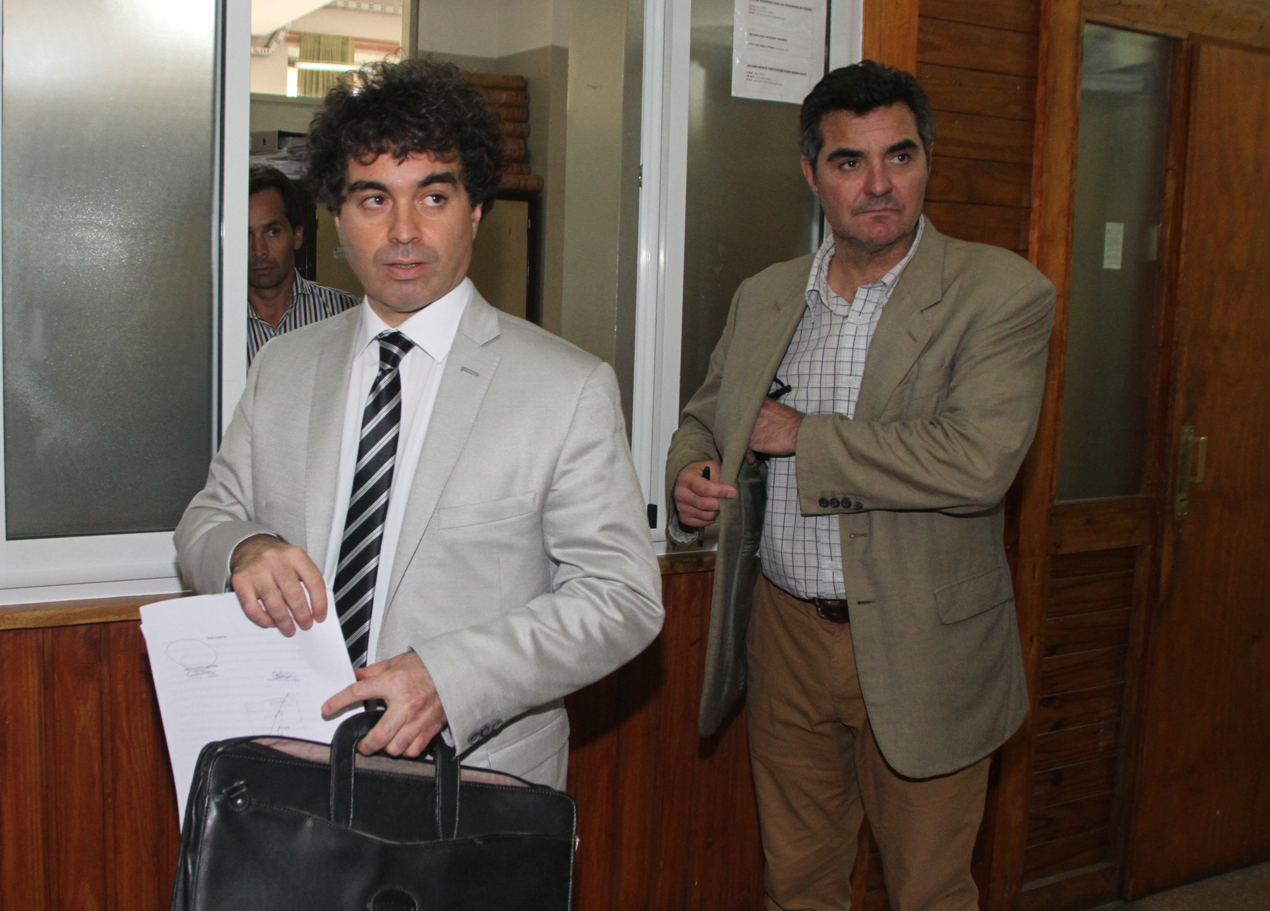 Denuncia ampliada. A principio de mes, los abogados Seguí y Arancibia ampliaron por segunda vez la denuncia realizada en marzo. Aportando más datos a la causa. Denuncia ampliada. A principio de mes, los abogados Seguí y Arancibia ampliaron por segunda vez la denuncia realizada en marzo. Aportando más datos a la causa.