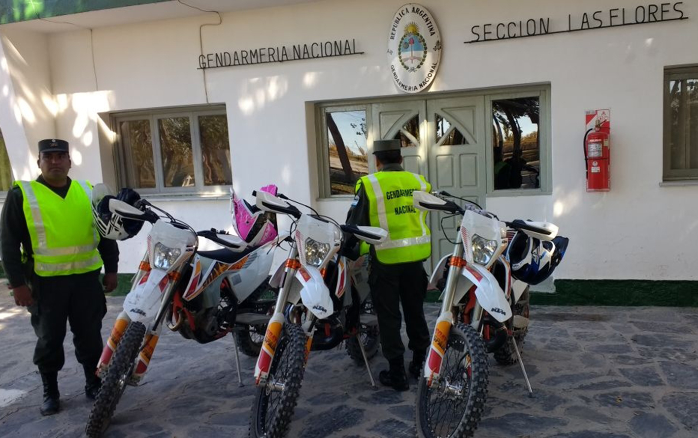 LAS MOTOS que habrían intentado contrabandear los tres sospechosos están valuadas en unos 22.000 dólares. Los rodados quedaron secuestrados en la Sección Las Flores de Gendarmería.