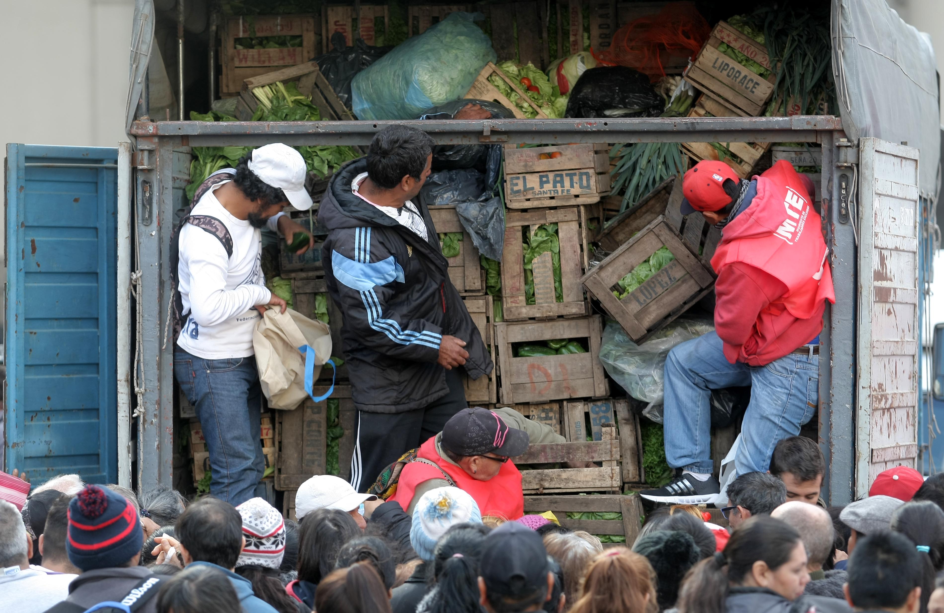 DYN45, BUENOS AIRES 26/04/17, PRODUCTORES REGALABAN ESTE MEDIOD�A 20 MIL KILOS DE VERDURA FRENTE A PLAZA DE MAYO, EN RECLAMO DE LA SANCI�N DE UNA LEY DE ACCESO A LA TIERRA, AL INSISTIR CON QUE 