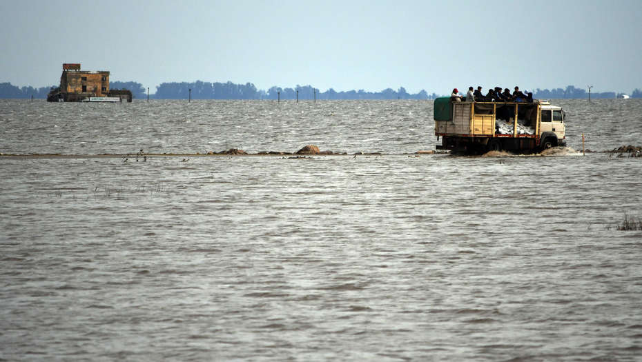 Melincue, 10 de Mayo de 2017Por crecida de la Laguna en la Localidad de Melincue algunas casas fueron afectadas y la ruta 90 quedo tapada de agua.-Foto: JUAN JOSE GARCIA