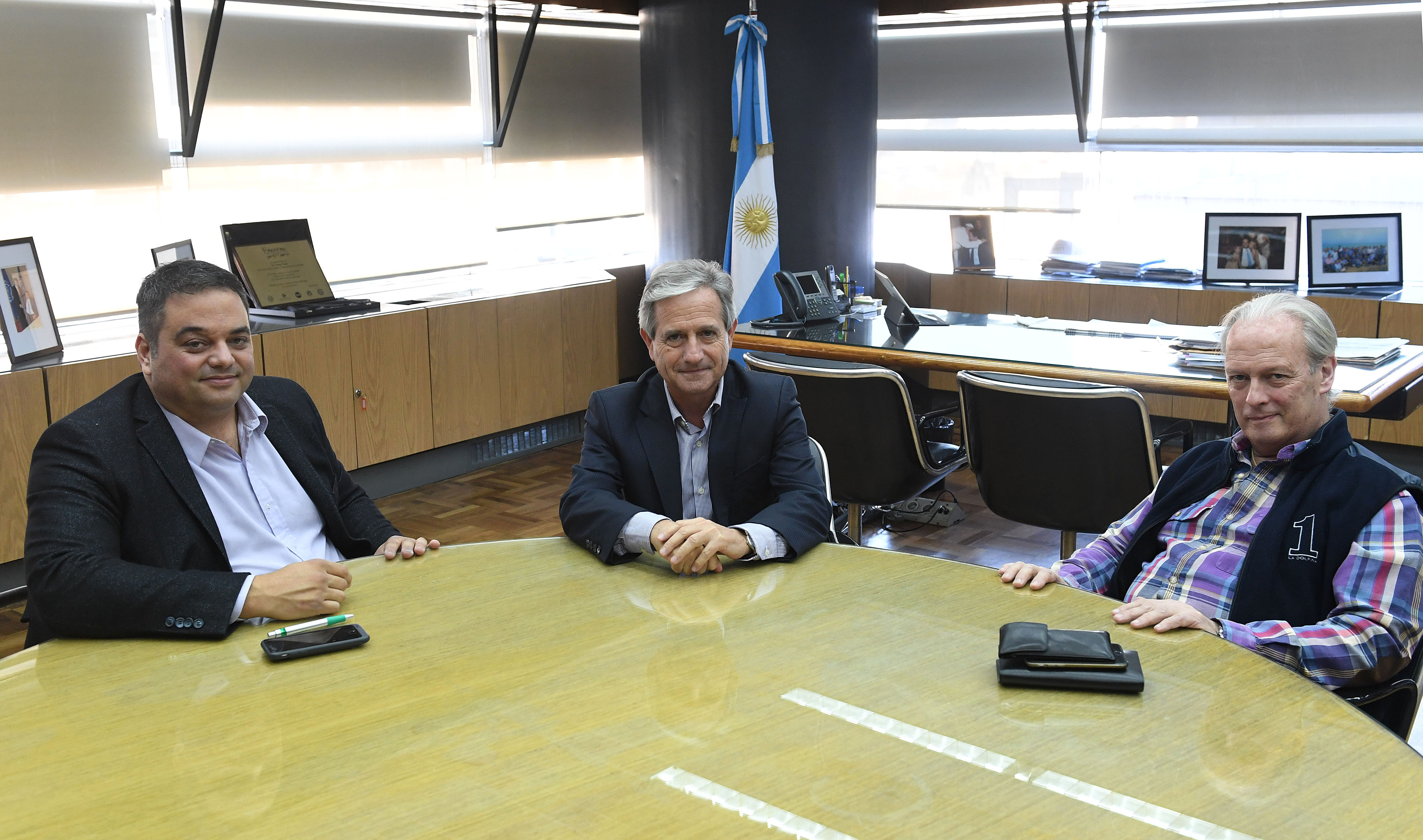 Telam 15/05/2017 Buenos Aires: En el día de hoy se llevó adelante una reunión entre los ministros de Trabajo, Jorge Triaca, y de Modernización, Andrés Ibarra, y el secretario general de la Unión del Personal Civil de la Nación (UPCN), Andrés Rodriguez. Foto: Prensa Ministerio de Trabajo. / CF