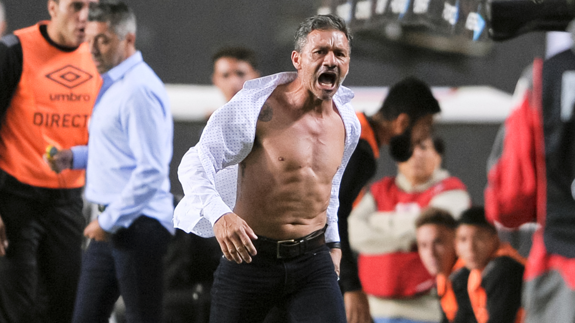 Estudiantes' team coach Nelson Vivas (C-R) reacts after Argentinian referee Silvio Trucco (not in frame) shows a red card during their Argentina First Divsion football match against Boca Juniors  Ciudad de La Plata stadium in La Plata, Argentina on May 6, 2017.  / AFP / ALEJANDRO PAGNI