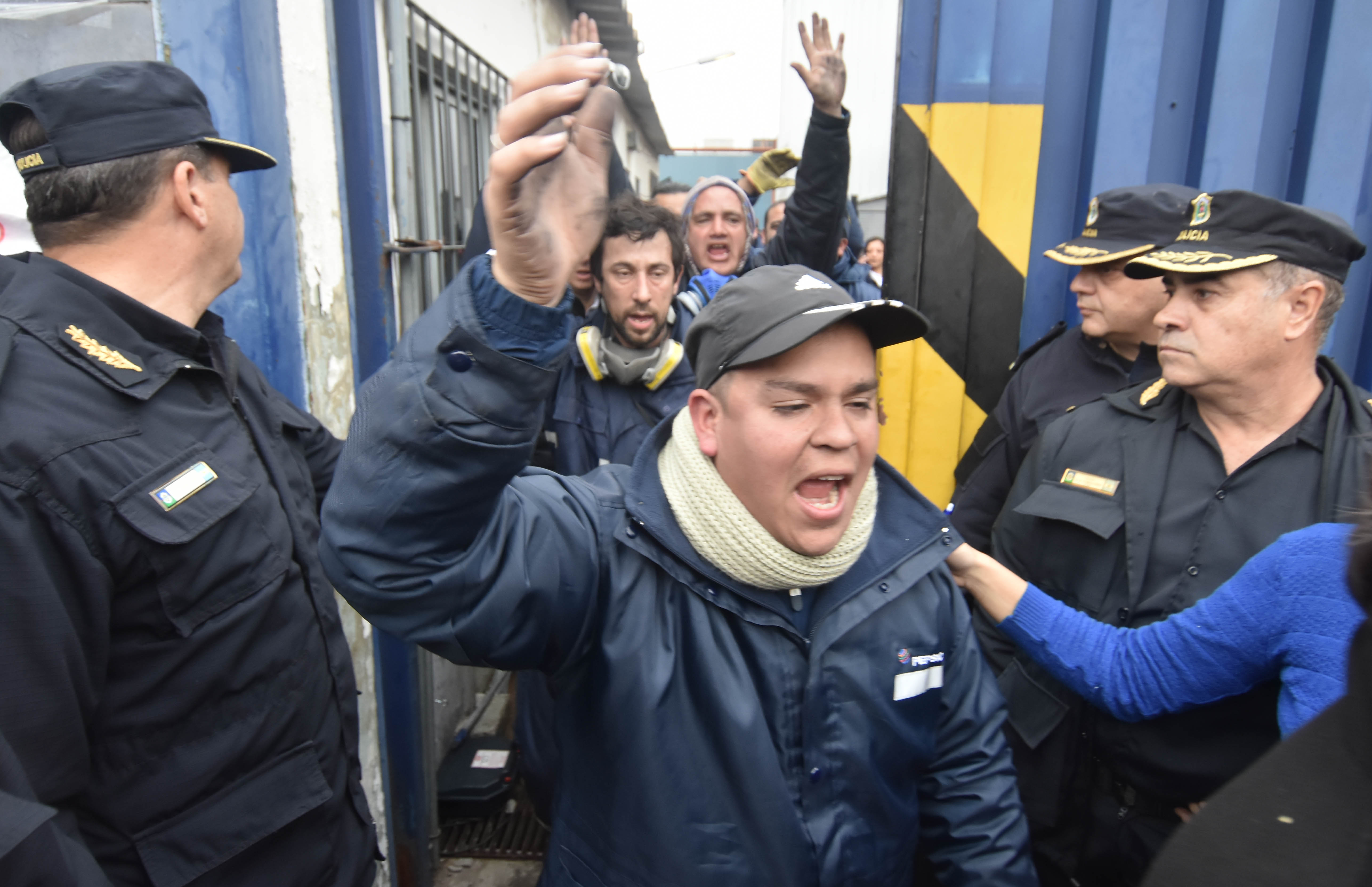 DYN35, VTE LOPEZ, 13/07/2017, INCIDENTES EN EL DESALOJO DE LA PLANTA PEPSICO. FOTO:DYN/LUCIANO THIEBERGER.