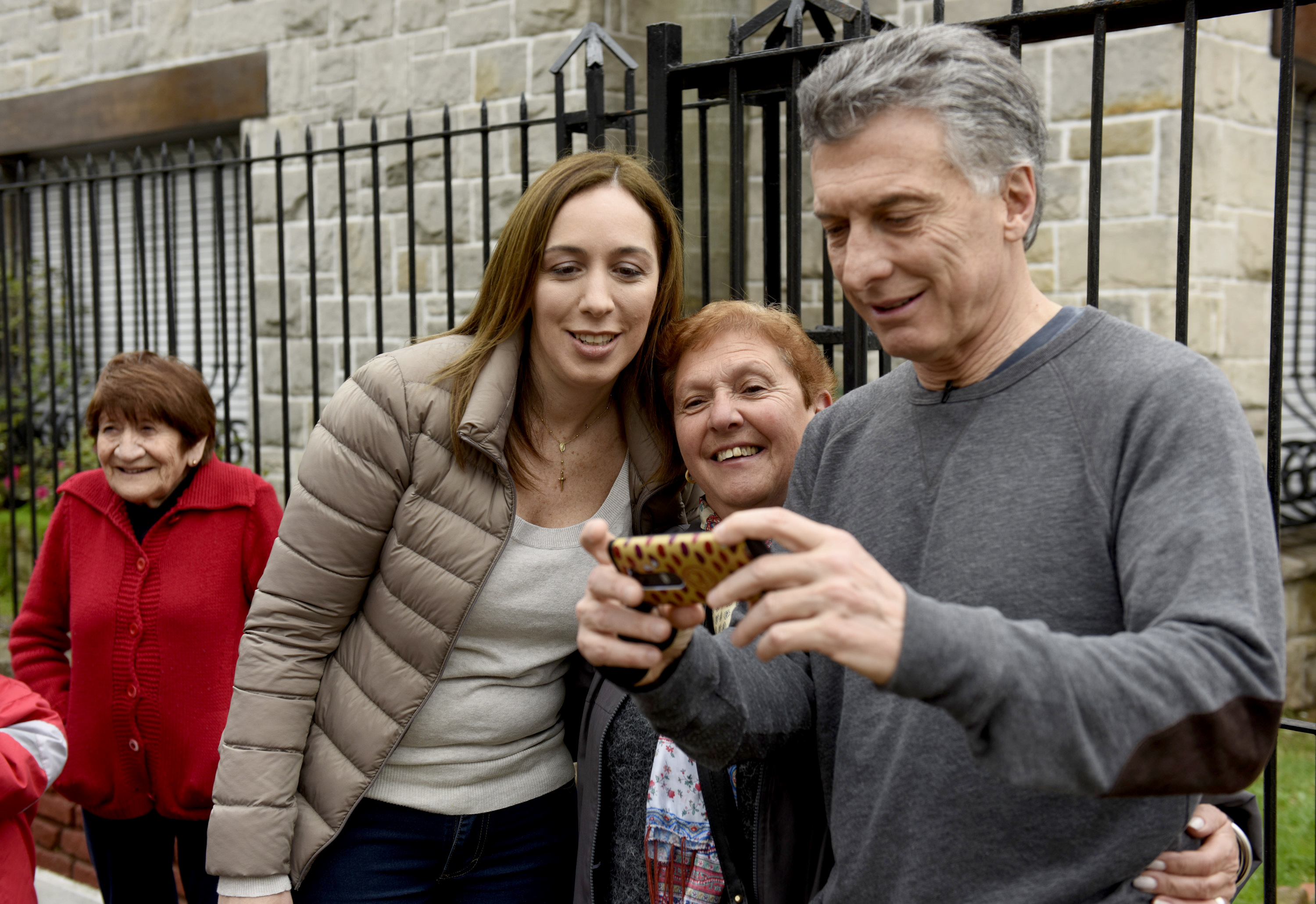 DYN13, BUENOS AIRES, 15/07/2017, EL PRESIDENTE DE LA NACION, MAURICIO MACRI, JUNTO A LA GOBERNADORA DE LA PROVINCIA DE BUENOS AIRES, MARIA EUGENIA VIDAL, DURANTE LA RECORRIDA POR HAEDO EN EL PARTIDO DE MORON, DONDE ENCABEZAN EL PRIMER TIMBREO DE CAMPA�A DEL FRENTE CAMBIEMOS, DE CARA A LAS PROXIMAS ELECCIONES LEGISLATIVAS.FOTO:DYN/PRENSA CAMBIEMOS.