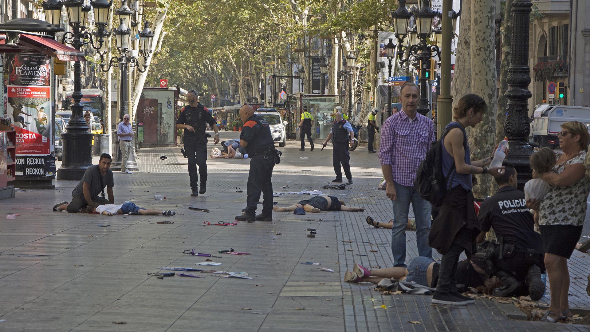 UNA FURGONETA ATROPELLA A VARIAS PERSONAS EN LAS RAMBLAS DE BARCELONA - GRA185. BARCELONA, 17/08/2017.- Varias víctimas en el suelo en el lugar del atropello masivo realizado por una furgoneta que ha arrollado esta tarde a varios viandantes que paseaban por las Ramblas de Barcelona. Los Mossos d'Esquadra y los equipos de emergencias sanitarias han desplegado un amplio dispositivo en esta zona, en el centro turístico de la capital catalana, frecuentada a diario por miles de turistas, que ha quedado acordonada. EFE/David Armengou