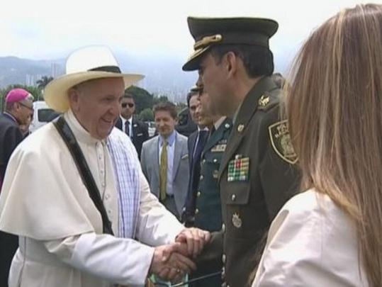 Francisco vistió por algunos minutos el sombrero, el bolso de cuero y la manta tradicional de los cafeteros colombianos.
