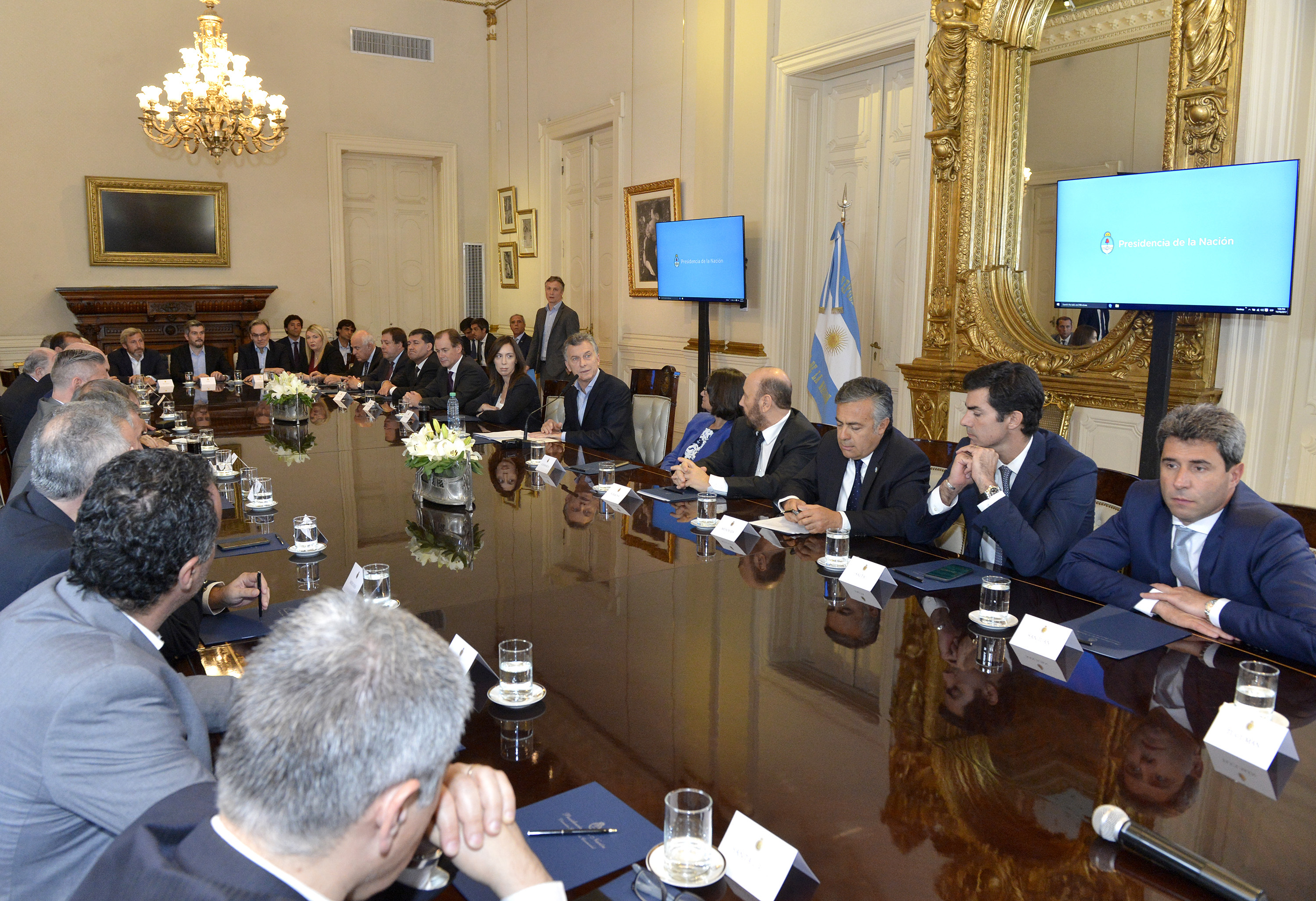 DYN03, BUENOS AIRES, 16/11/2016, EL PRESIDENTE MAURICIO MACRI ENCABEZ� EL ACTO DE FIRMA DEL ACUERDO FISCAL ENTRE LA NACI�N Y LAS PROVINCIAS ESTE MEDIOD�A EN EL SAL�N EVA PER�N DE LA CASA ROSADA. FOTO:DYN/PRESIDENCIA,