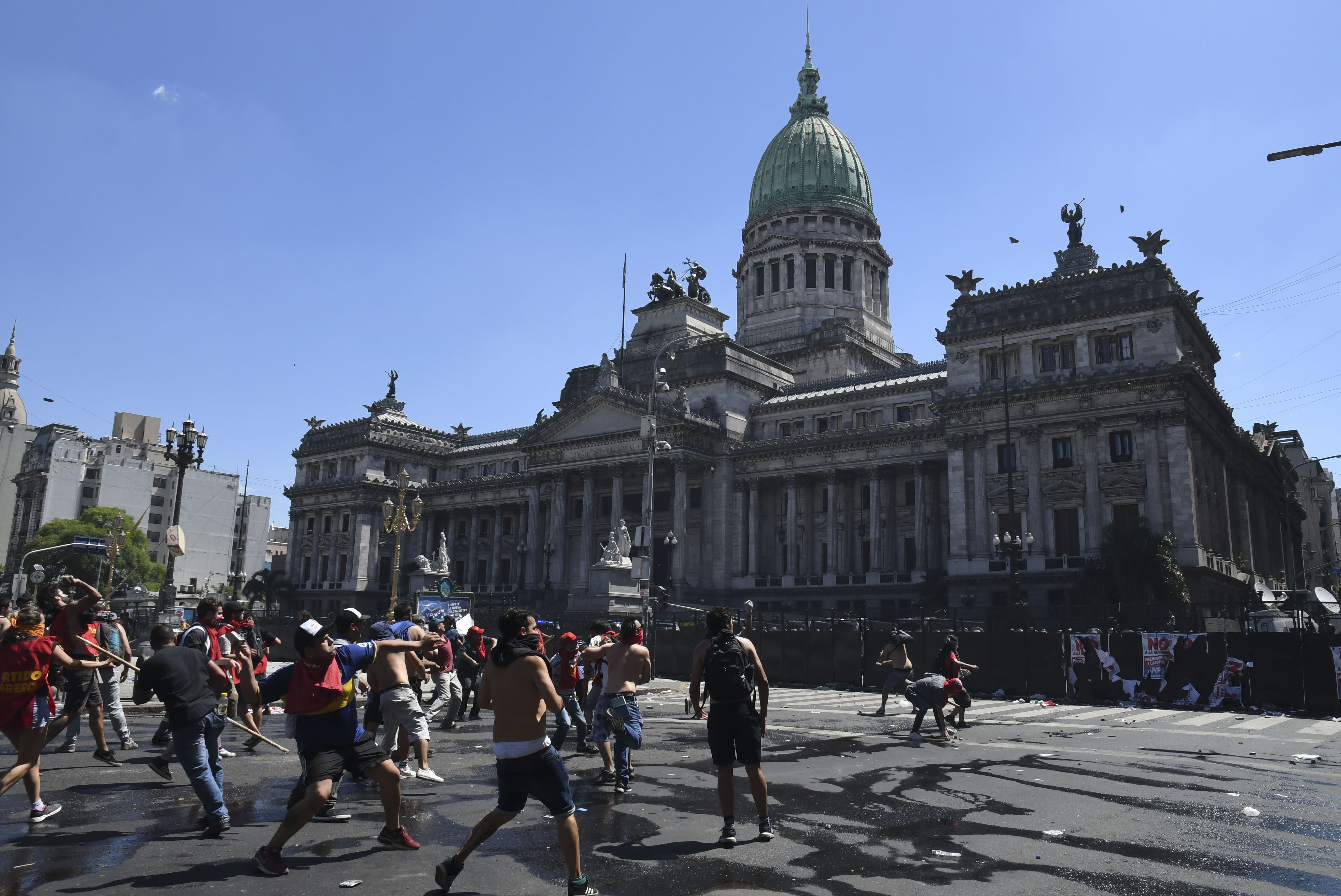 Telam 14/12/2017 Buenos Aires: Los enfrentamientos entre manifestantes y agentes de las fuerzas de seguridad continuaban esta tarde en las inmediaciones del Congreso nacional pese a la decisión del oficialismo de levantar la sesión especial en la que se iba a debatir la reforma previsional. Foto: Alejandro Amdan/telam/aa