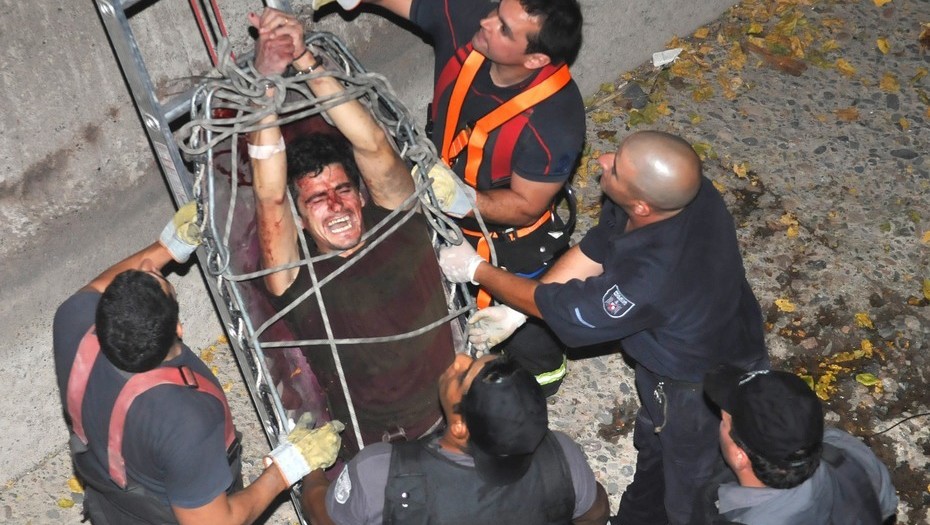 MENDOZA 31/03/10   FUGA DE PRESO POLICIALESESTA NOCHE UN REO SE ESCAPO DEL HOSPITAL CENTRAL Y SE ARROJO AL CANAL CACIQUE GUAYMALLEN, FUE RECAPTURADO POR LA POLICIA. SE TRATA DE MARTIN ESPIASSE, QUE SE HACIA LLAMAR MATIAS LAGOS GONZALEZ.FOTO DIARIO LOS ANDES.
