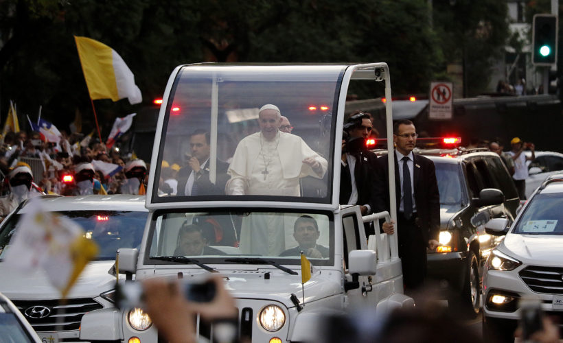 Papa Francisco recorre en Papamovil Santiago