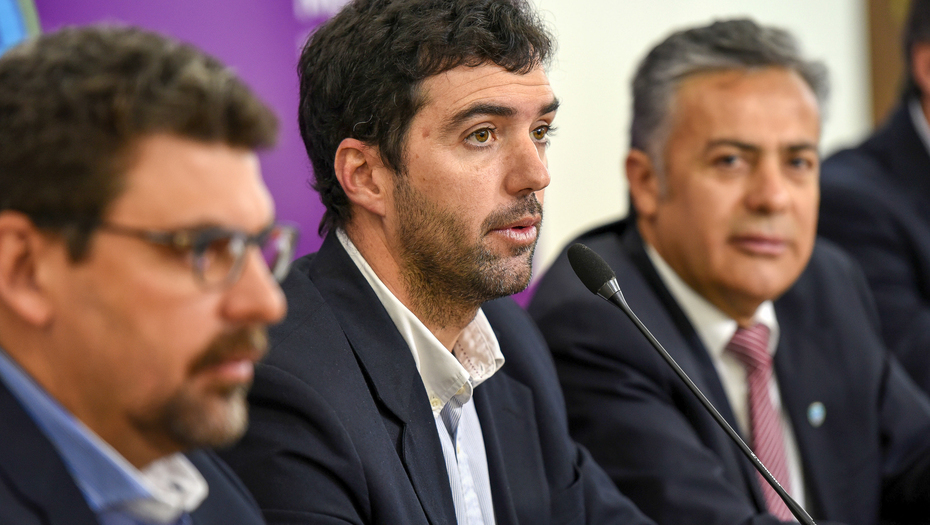 Télam Mendoza 29/07/2016 El titular de la Anses Emilio Basavilbaso llegó a esta provincia para la refinanciación de deuda que mantiene Mendoza con el organismo nacional.