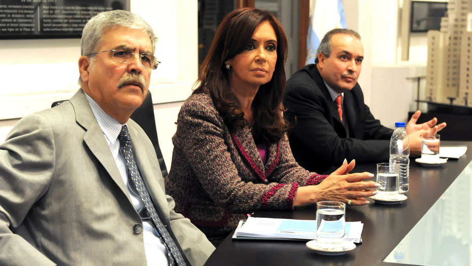 Télam Buenos Aires, 20/07/2010 La presidenta Cristina Fernández de Kirchne flanqueada por el ministro de Planificación Federal, Julio de Vido y el secretario de Obras Públicas, José López, en el acto de llamado a licitación para la construcción de la autovía Pilar-Pergamino, realizada en el Salón Mujeres Argentinas de Casa de Gobierno.Foto: Presidencia/Télam/cl