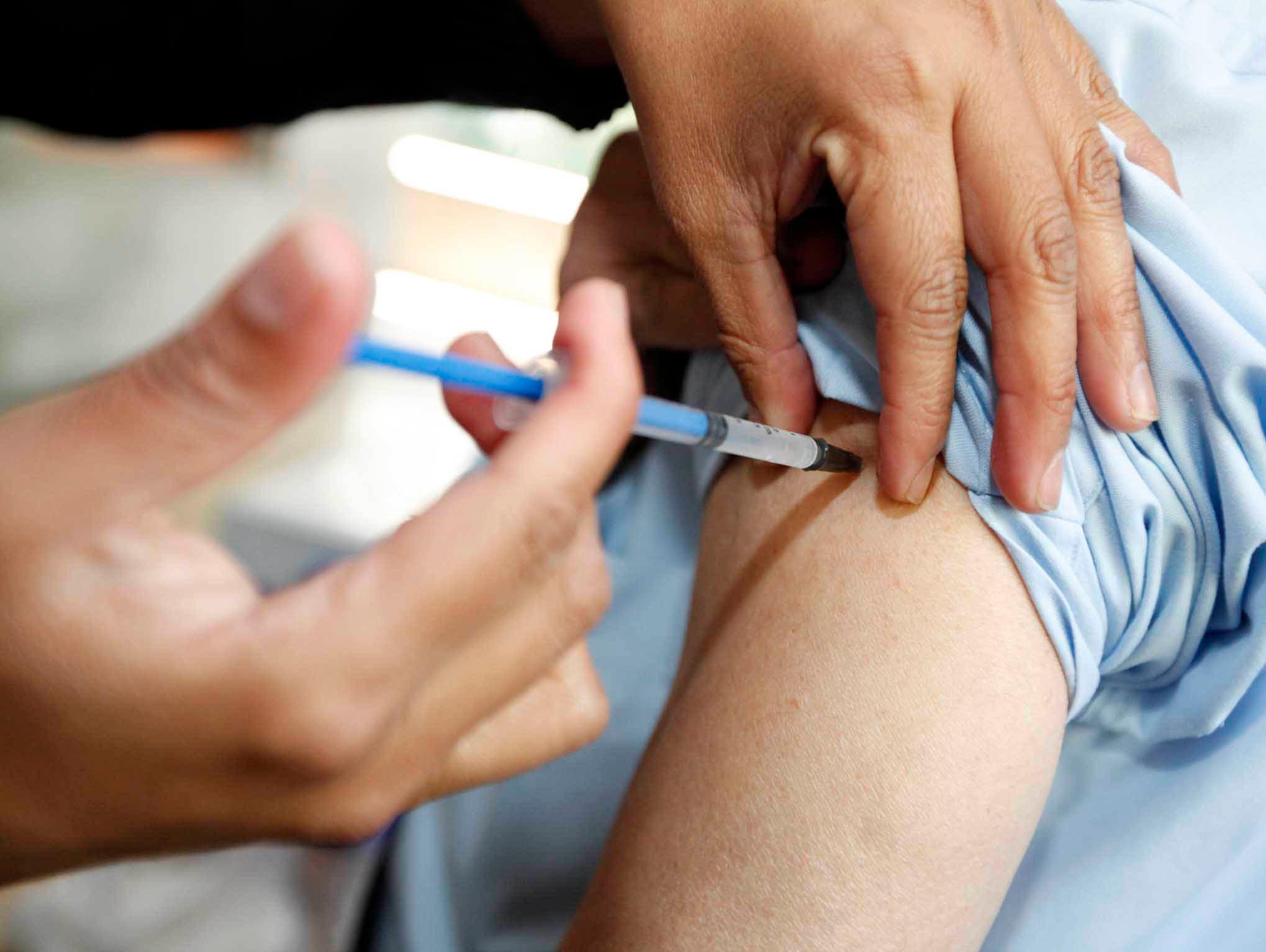 21109091. México, D.F-   Trabajadores de la Secretaría de Salud, se aplicaron la vacuna de al Influenza Estacional, al término de la presentación de la Encuesta Nacional de Salud 2012. NOTIMEX/FOTO/JAVIER LIRA OTERO/JLO/HTH/