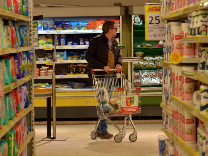 nqn inflacion - gondolas de supermercados foto mati subat 11-07-2017