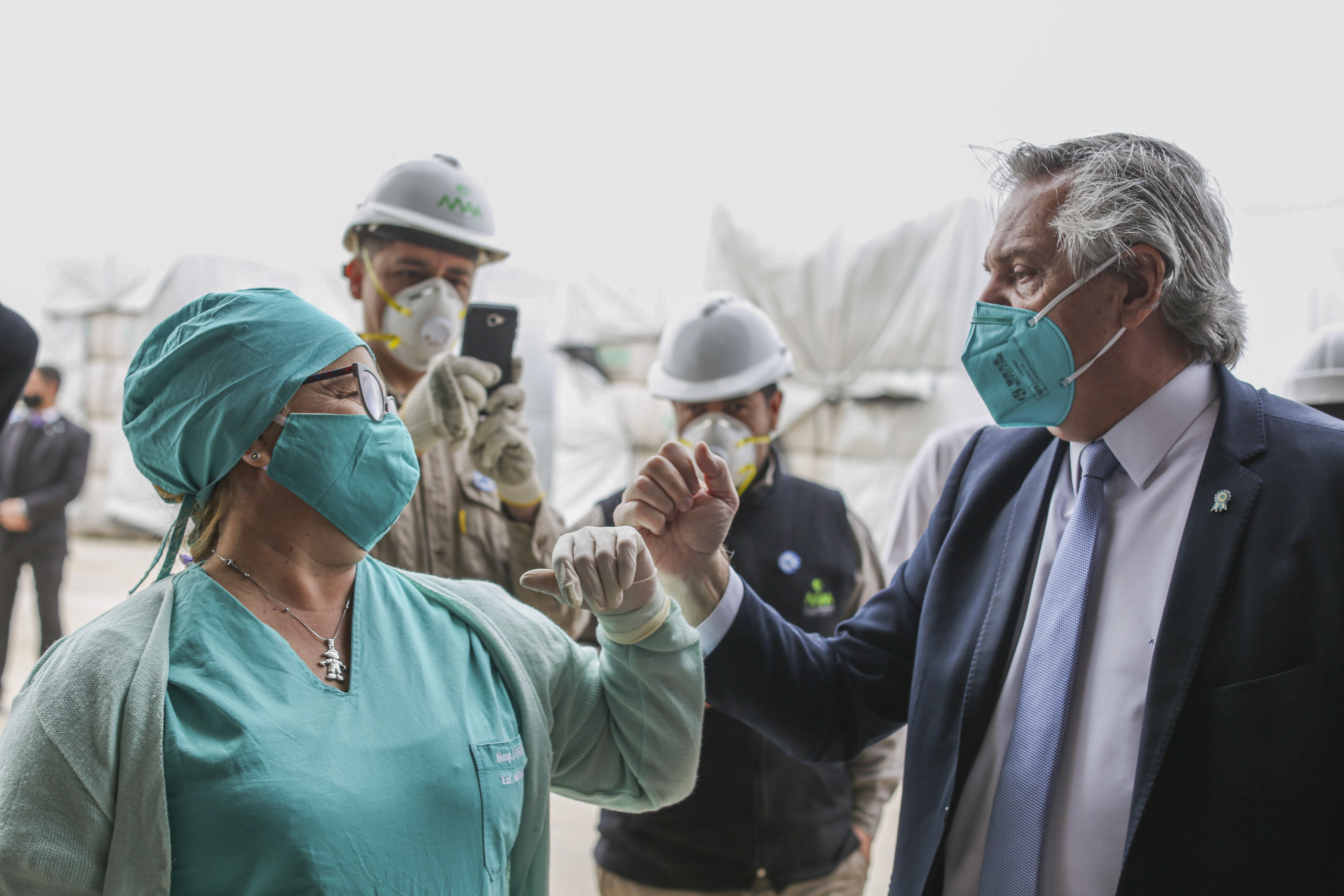Santiago del Estero: El presidente, Alberto Fernández , se saluda con una trabajadora de la salud, durante su primer recorrido presidencial en el marco de la emergencia sanitaria por el COVID 2019. Foto: Presidencia/teálm/aa 21052020 Santiago del Estero: El presidente, Alberto Fernández , se saluda con una trabajadora de la salud, durante su primer recorrido presidencial en el marco de la emergencia sanitaria por el COVID 2019. Foto: Presidencia/teálm/aa 21052020