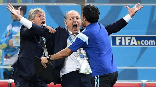 zzzzinte1Argentina's coach Alejandro Sabella (C) celebrates with support staff after his team's victory in a penalty shoot out following extra-time in the semi-final football match between Netherlands and Argentina of the FIFA World Cup at The Corinthians Arena in Sao Paulo on July 9, 2014. AFP PHOTO / PEDRO UGARTEzzzz