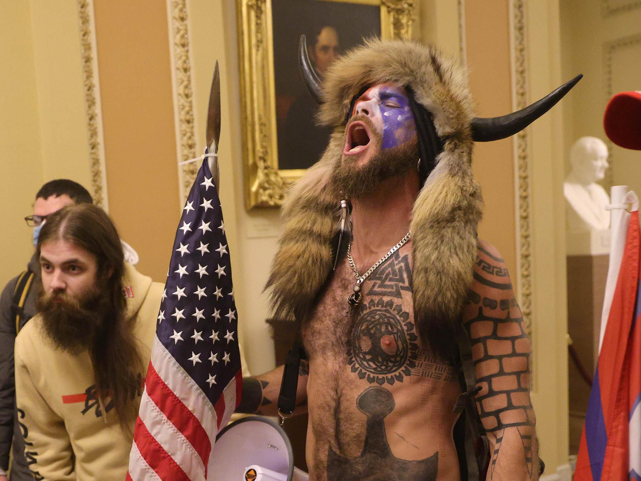 TELAM 06012021 En Congreso de Estados Unidos cerraron hoy el edificio y suspendieron la sesión de ambas cámaras, bajo asedio de protestas pro Trump, suspende la certificación del triunfo de Biden. Foto AFP Amb-.