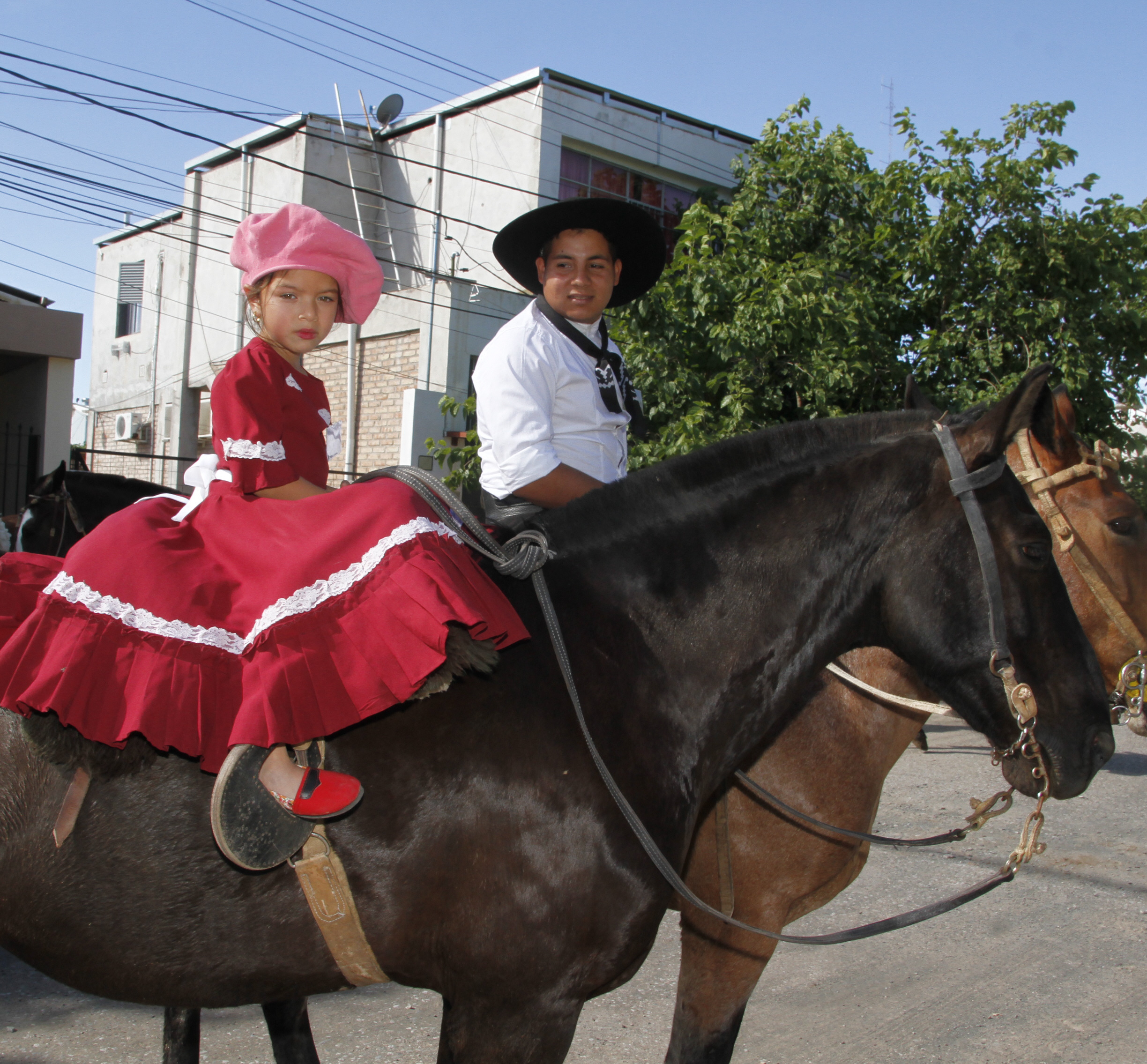 Cerca de 100 chicos se lucieron por las calles cauceteras y disfrutaron de  un festejo gaucho | Diario de Cuyo