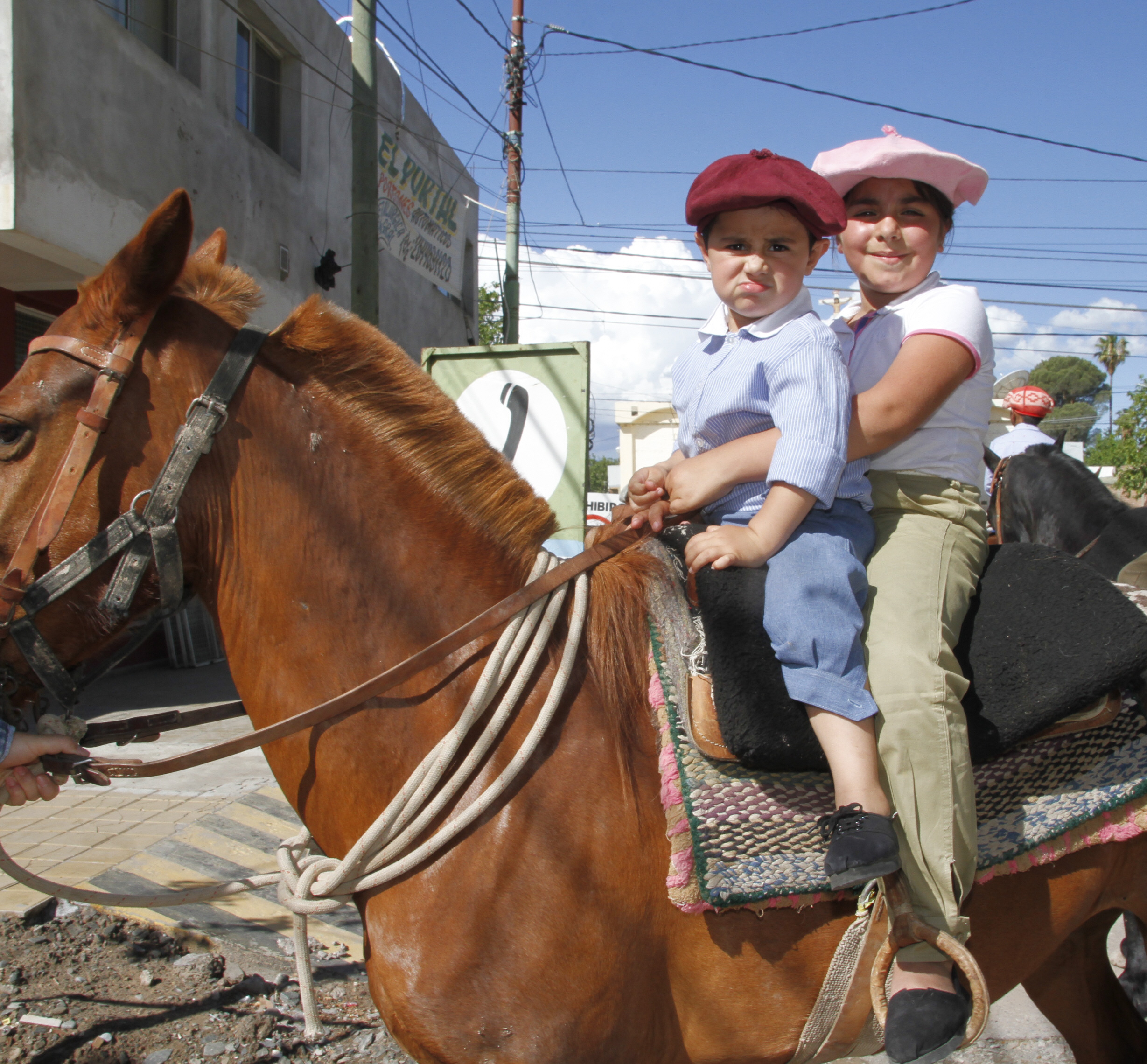 Cerca de 100 chicos se lucieron por las calles cauceteras y disfrutaron de  un festejo gaucho | Diario de Cuyo