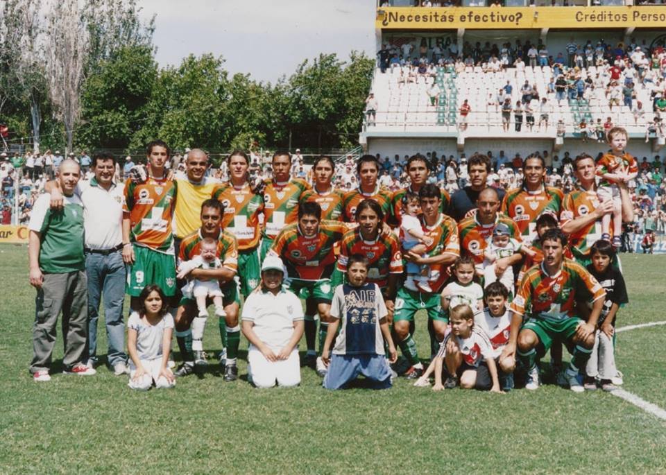 Silvio Molina con el plantel de Desamparados que salió campeón del Argentino A 2006