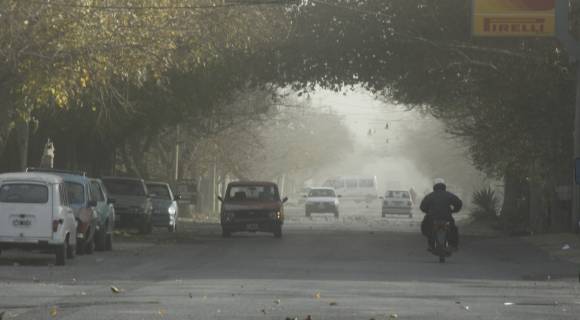 VENTOSO. El tránsito se hizo difícil cerca del mediodía. La tierra y las hojas que levantó el viento provocaron una reducción de la visibilidad.