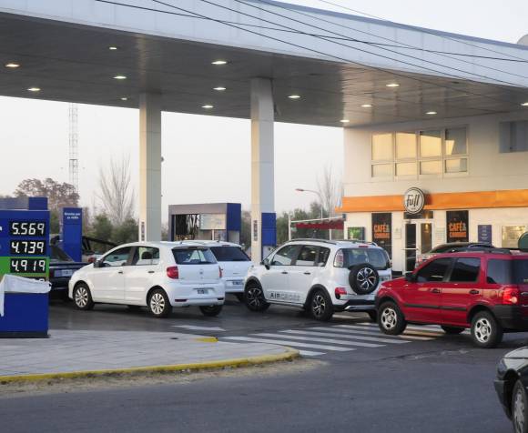 La escasez de combustible Fue una constante en el 2011, y en los departamentos alejados los fines de semana largos. En mayo se conoció que la provincia precisa un 19% más de lo que recibe, equivale a 2,5 millones de litros mensuales que tendrían que venir extras. 