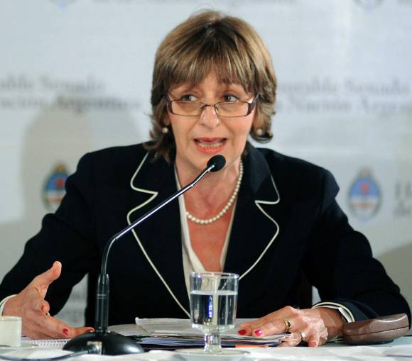 Respondiendo. La candidata, Alejandra Gils Carbó, en la Comisión de Acuerdos del Senado donde expuso y respondió preguntas a los legisladores.