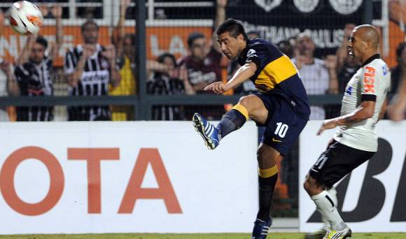 San Román. Riquelme ya metió el zapatazo letal de 37 metros que se le colaría por el segundo palo al arquero de Corinthians, Cassio. El diez de Boca tuvo un gran rendimiento y colaboró para la clasificación a octavos de final. 