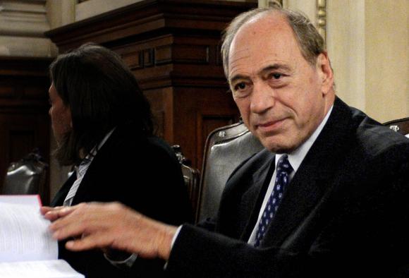 Por la felicidad. Zaffaroni formuló a Cristina ‘fervientes votos por la exitosa culminación de su mandato, como también por su felicidad‘. La Presidenta aceptó ayer su renuncia a través del decreto 2044. Por la felicidad. Zaffaroni formuló a Cristina ‘fervientes votos por la exitosa culminación de su mandato, como también por su felicidad‘. La Presidenta aceptó ayer su renuncia a través del decreto 2044.