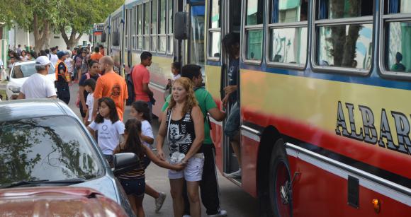 LA FILA DE MICROS. Los colectivos llegaron hasta la puerta del estadio. Ahí hubo una larga fila.