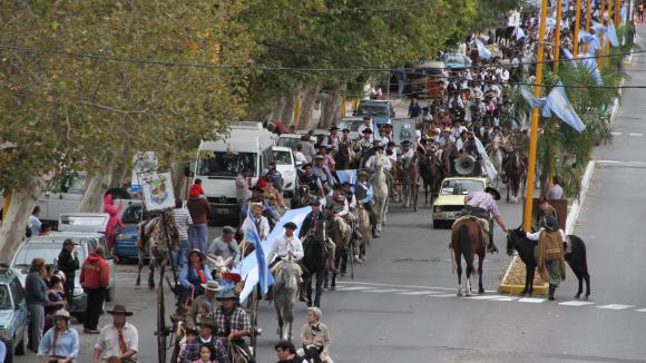 UNA MULTITUD. Sumada a la gran cantidad de jinetes que participaron de la cabalgata, hubo mucha gente que copó las calles para ver el paso de la columna de gauchos. Fueron aplaudidos durante todo el camino. 