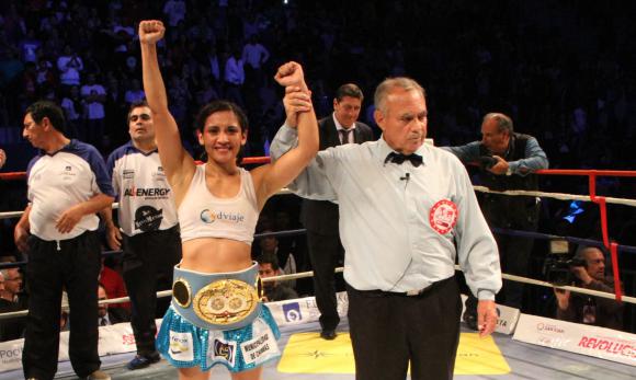 SU CINTURÓN. Leonela Yúdica sigue como la reina mosca de la FIB y por eso la sonrisa se apodera de su rostro. La sanjuanina, otra vez, tuvo un gran apoyo del público en el Cantoni.