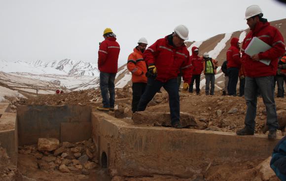 Inspecciones en Veladero:�El juez Oritja inspeccionó la mina y constató la compuerta por donde escapó la solución cianurada hacia el río Potrerillos (foto). El magistrado procesó a 9 ejecutivos de Veladero, incluyendo al gerente General, Antonio Adames, por ser responsables de la contaminación de ríos de la zona por actuar con negligencia. Casanello también ordenó que una comisión de expertos revise el yacimiento. Frente a esa decisión, De Sanctis dijo que es “como si los jueces federales fueran dueños de intervenir en cualquier lugar del país federal, sobrepasando a las autoridades de aplicación y a los poderes judiciales locales a los que deben estar sometidos los emprendimientos”. 