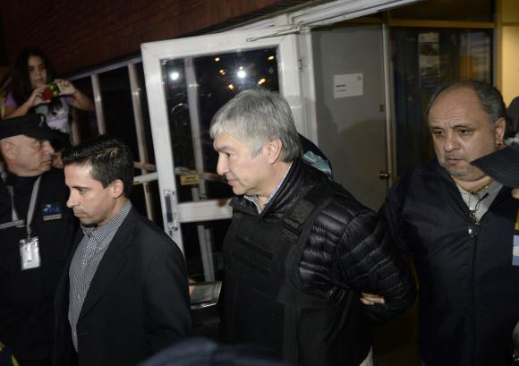 El empresario K. Desde la cárcel de Ezeiza Lázaro Báez llegó ayer a Tribunales con custodia y portando un casco y chaleco antibalas. El empresario K. Desde la cárcel de Ezeiza Lázaro Báez llegó ayer a Tribunales con custodia y portando un casco y chaleco antibalas.