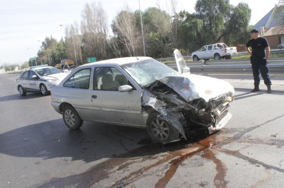 LETAL. Irma Sánchez (71, derecha) condujo más de un kilómetro un Ford Escort en contramano hasta que atropelló a Leslie Aruztizia y a su novio en moto. La joven murió al otro día.